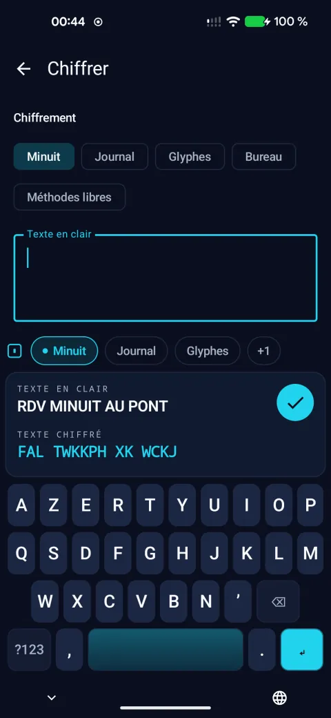 Le clavier Cipher Chronicle : « RDV MINUIT AU PONT » tapé en clair, le texte chiffré « FAL TWKKPH XK WCKJ » affiché au-dessus des touches.