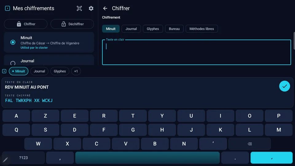 Le clavier Cipher Chronicle : « RDV MINUIT AU PONT » tapé en clair, le texte chiffré « FAL TWKKPH XK WCKJ » affiché au-dessus des touches. (tablette)